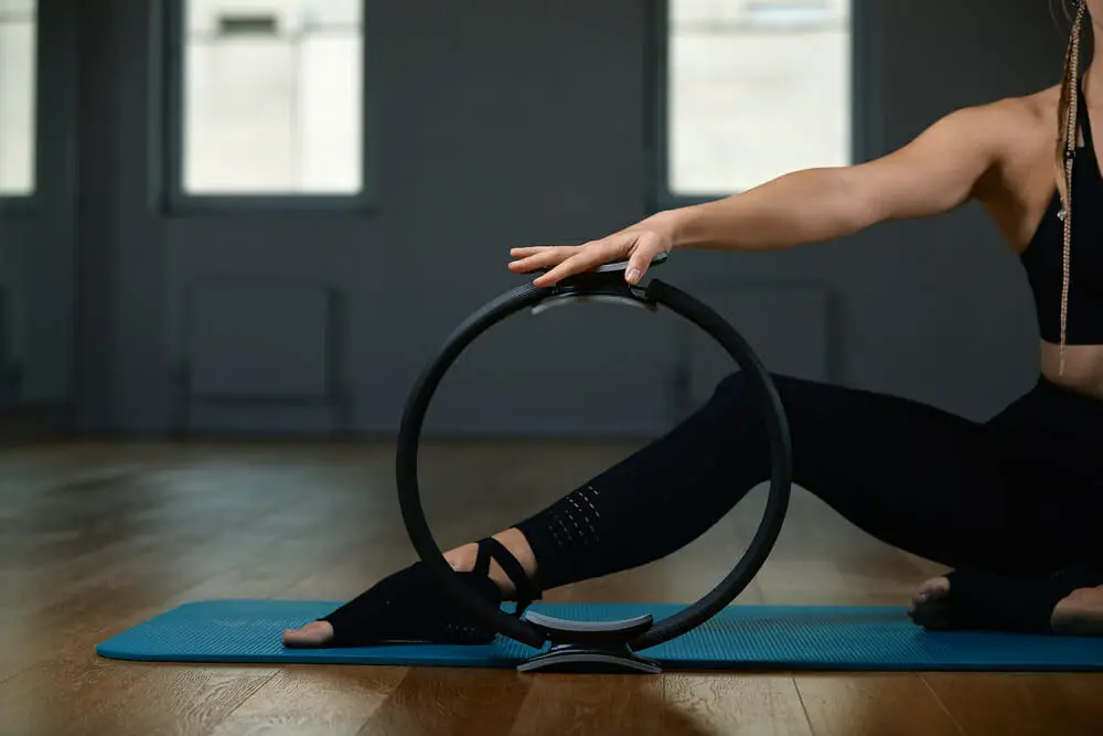 How do you use a yoga ring?